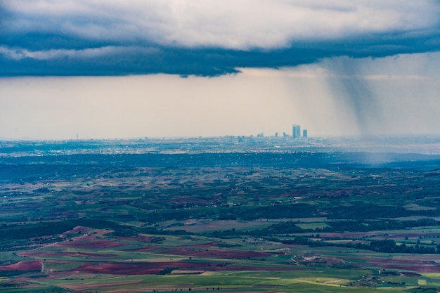 Foto paesaggio vicino alla diga di atazar (madrid, spagna)