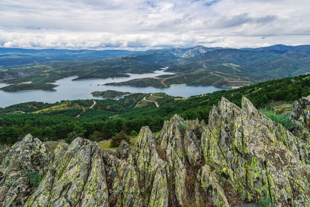 Photo landscape near the atazar dam (madrid, spain)