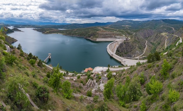 Photo landscape near the atazar dam (madrid, spain)