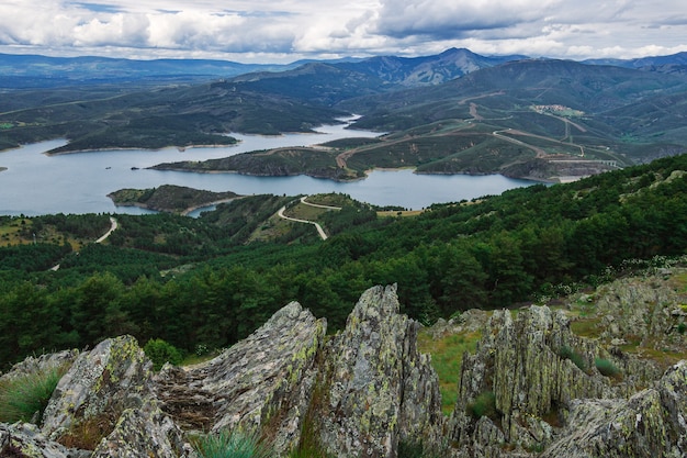 Фото Пейзаж у плотины атазар (мадрид, испания)