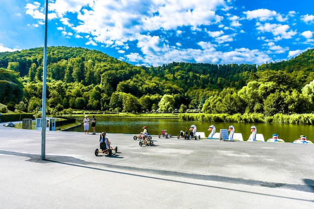 루마니아 브라쇼브(Brasov) 마을의 여름 시즌에 누아(Noua) 호수와 초목의 풍경