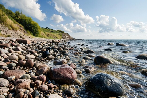 写真 岩石に囲まれた海岸の風景