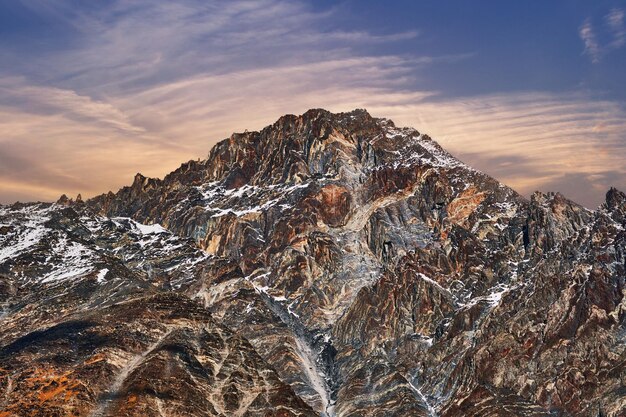 写真 ジョージア州の美しい雄大な雪に覆われた山の尾根の風景