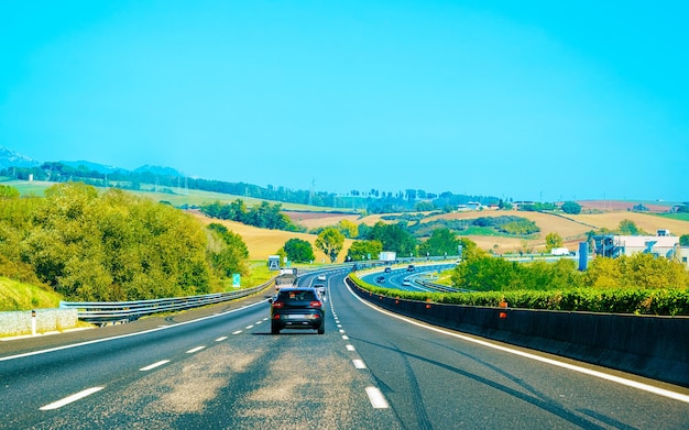 写真 夏のイタリアの道路で車の風景。自然と高速道路での休暇旅行。レクリエーションのための休日の旅のドライブとの風景。ヨーロッパでのモーションライド。輸送