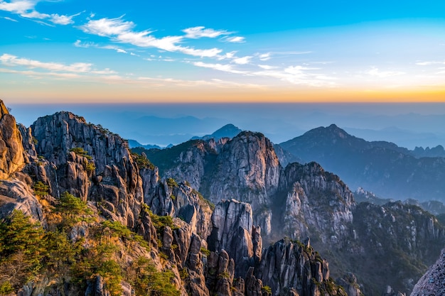 사진 황산(황산)의 풍경. 유네스코 세계 문화 유산. 중국 안후이성 황산시에 위치하고 있습니다.