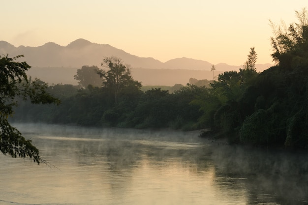 Пейзаж реки квай яй с утренним туманом в канчанабури, таиланд