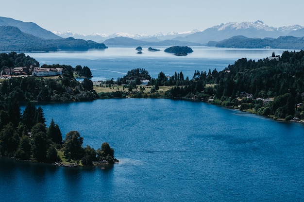 写真 森に囲まれた川の風景