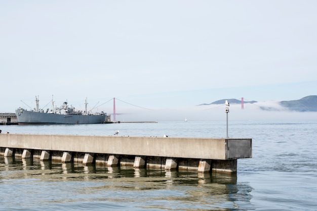 写真 ボート、サンフランシスコ橋、霧に包まれたカモメのいる海の風景