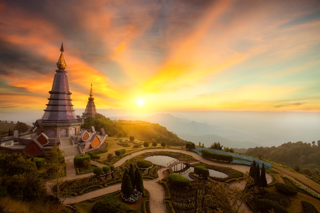 일몰, 치앙마이, Thailand.inthanon 산에서 Inthanon 산에서 두 탑의 풍경은 태국에서 가장 높은 산입니다.