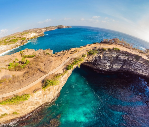 写真 ヌサ ペニダ インドネシアのブロークン ビーチの風景 天使のビラボン ビーチ 人気の観光地バリ島