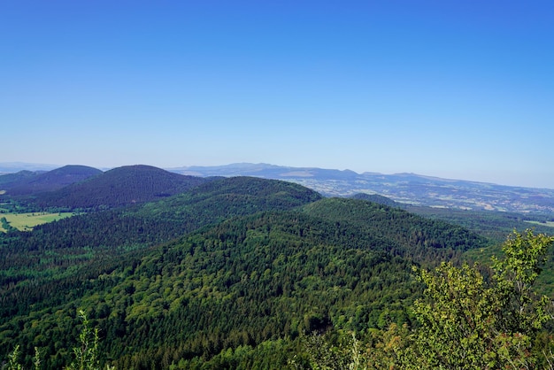 Panorama paesaggistico del vulcano di montagna puy de dome francese nel centro dell'auvergne francia