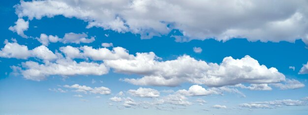 Photo landscape and panoramic view of clouds in a blue sky during summer banner of a beautiful cloudy climate and atmosphere with cumulus clouds on a sunny day pretty weather and natural environment