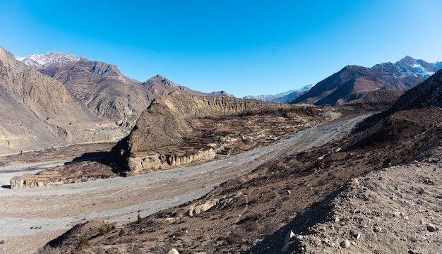 Vista panoramica del paesaggio delle grandi montagne himalayane innevate nepal everest area