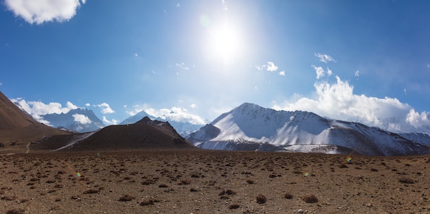 Foto vista panoramica del paesaggio delle grandi montagne himalayane innevate nepal everest area