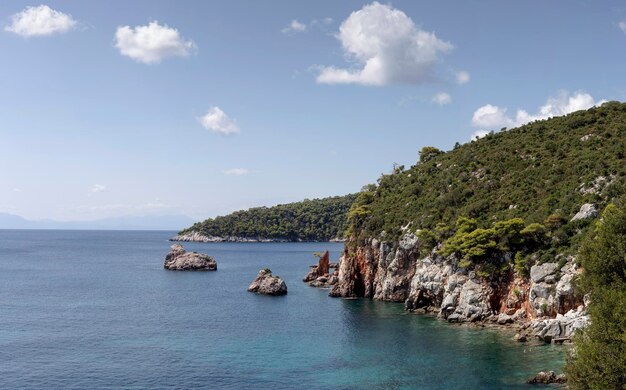 風景海と山々のパノラマビューギリシャスコペロス島スポラデス北部