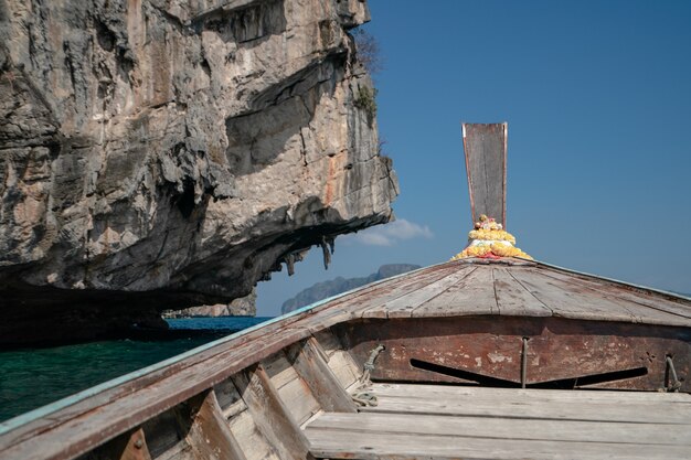 Пейзаж острова Пхи-Пхи-Лех с длиннохвостой лодкой для путешествий. Андаманское море, Краби, Пхукет, Таиланд.