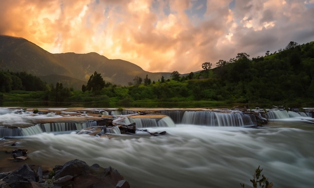 Пейзажное фото Удивительный водопад в чудесном осеннем лесу