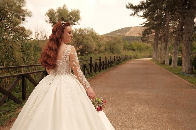 Photo landscape photo of bride holding flowers