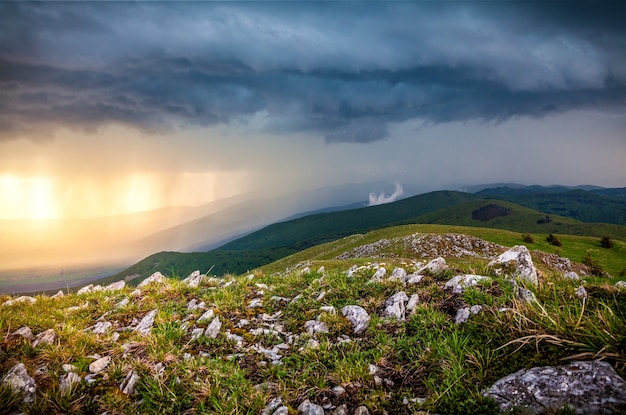 雨の山の風景写真。