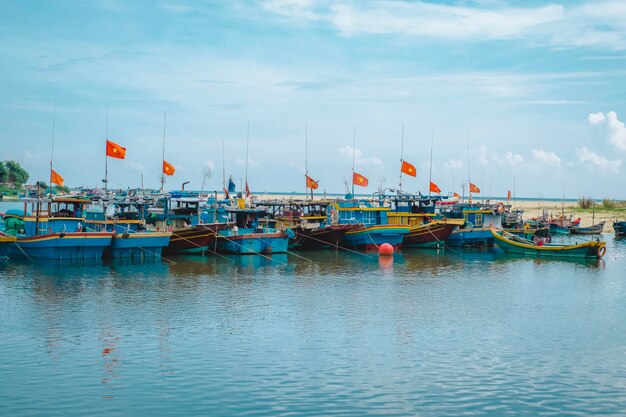 Photo landscape photography of a floating bridge in quang binh vietnam fishing boat hanging