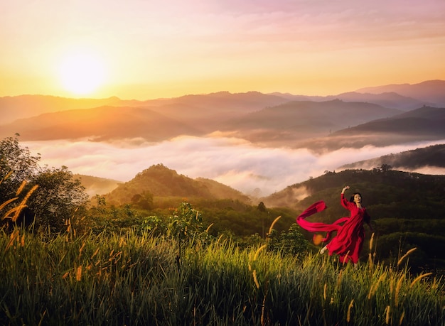 写真 タイ南部ヤラ県のアトラクションの風景写真天の川全体美しい朝の霧、旅行に適しています。