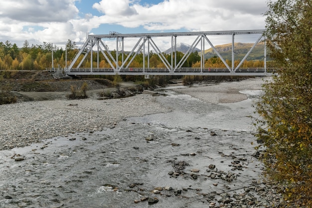 Il paesaggio del ponte ferroviario