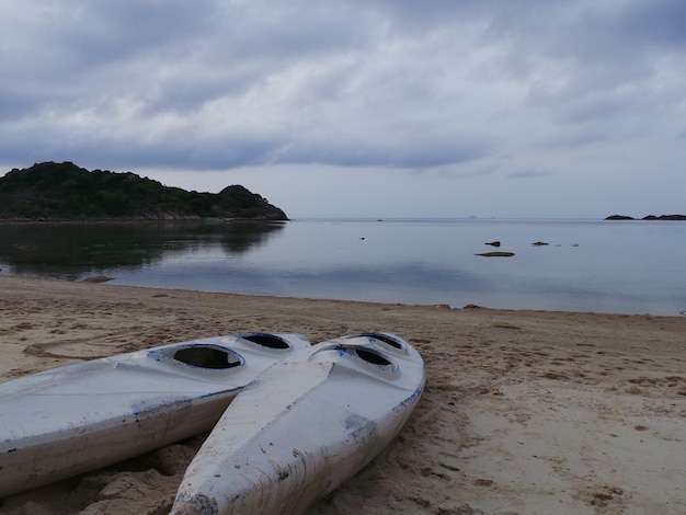 Foto paesaggio riflesso sulla spiaggia