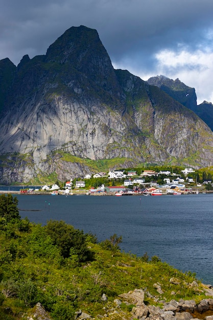 ノルウェーのロフォーテン諸島のレーヌの町の風景、山に囲まれた小さな港町