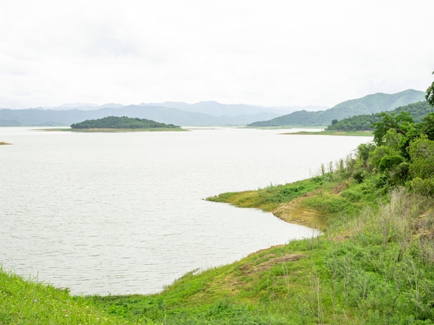 タイのダムの貯水池の風景