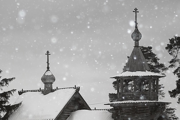 ロシアのキジ教会の冬の景色/教会建築のある風景の冬の季節の降雪の風景