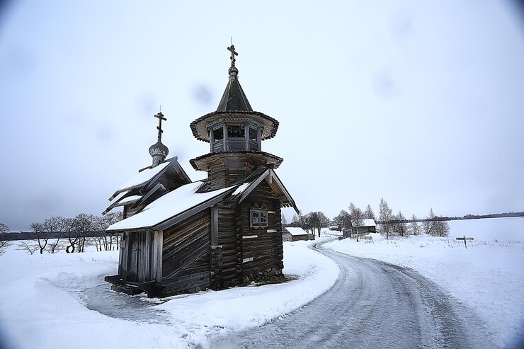 Фотография пейзаж в русской церкви кижи зимний вид / зимний сезон снегопад в пейзаже с церковной архитектурой