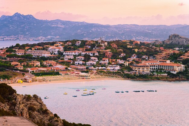 코스타 스메랄다(Costa Smeralda)에 있는 바하 사르디니아(Baja Sardinia) 고급 리조트의 풍경과 풍경은 저녁에 일몰, 여름에는 이탈리아 사르데냐(Sardena) 섬입니다. 올비아 지방. 지중해에서