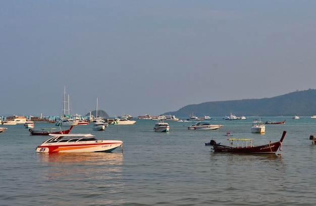 Пейзаж морского побережья, море, яхты, лодка на воде