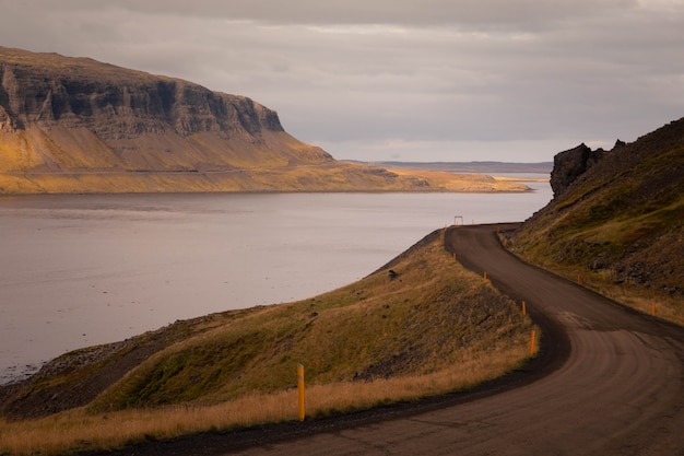 海と東アイスランドを通る道路の風景