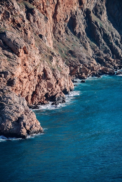 Пейзаж море и скалы. Море удивительного синего цвета с разными оттенками.