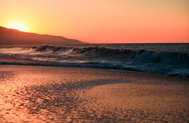 Пейзаж моря и тропического пляжа во время захода или восхода солнца для отдыха и отдыха