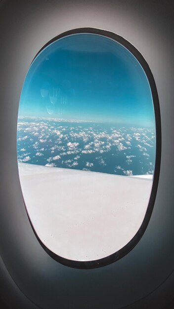 写真 飛行機の窓から見た風景