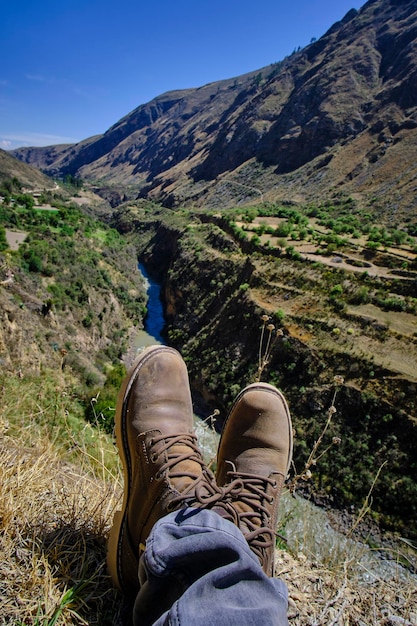 Foto paesaggio e scarpe