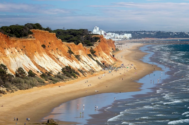 올호스 데 아구아(Olhos de Agua)에서 팔레시아 해변 포르투갈(Falesia beach Portugal)까지의 아름다운 해안선 전망