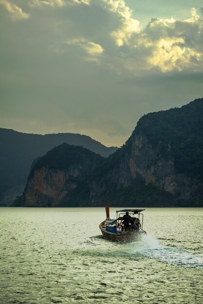 タイの小型漁船のいる風景の空