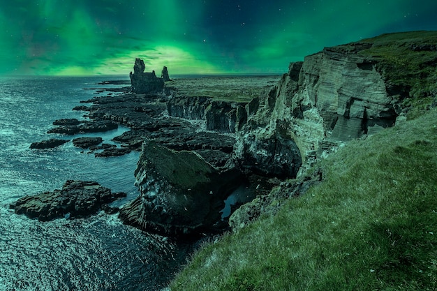 美しいオーロラのある夜のスナイフェルス半島の風景。アイスランド