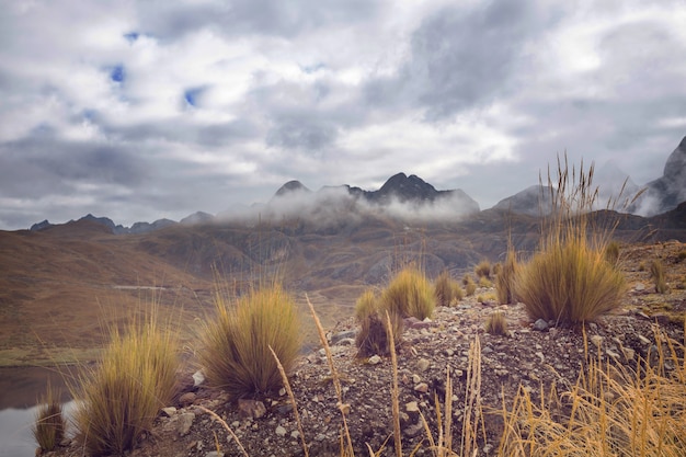 Paesaggio di alta montagna di neve nelle ande, vicino a huaraz, perù