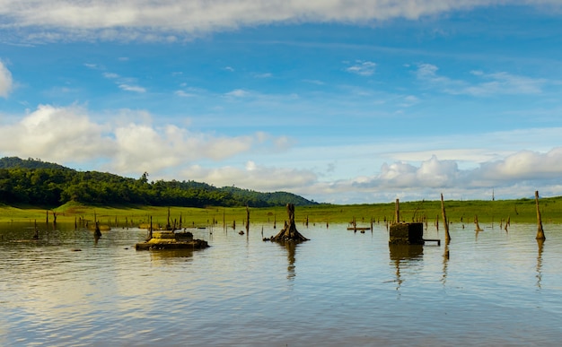 Foto paesaggio del fiume songkaria e cielo blu