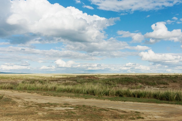 Photo landscape steppe tyva near the lake duskhol sunny day clouds
