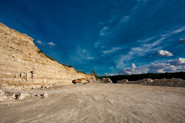 Photo landscape of stone quarry on a summer day.