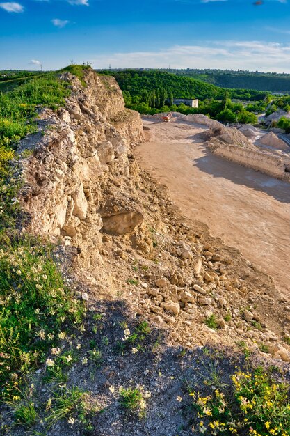 夏の日の石切り場の風景。