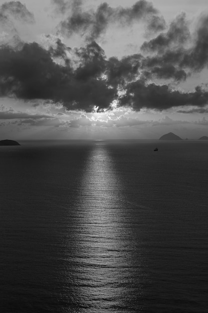 Photo landscape sunrise on hon chong cape nha trang vietnam travel and nature concept morning sky clouds sun and sea water black and white