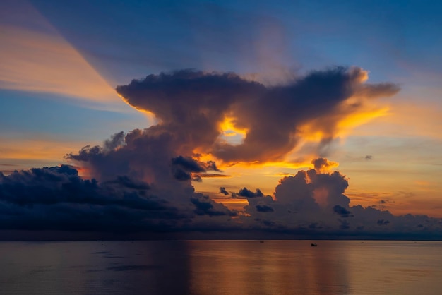 Foto paesaggio dell'alba sull'isola di phu quoc vietnam concetto di viaggio e natura nuvole del cielo mattutine sole e acqua di mare