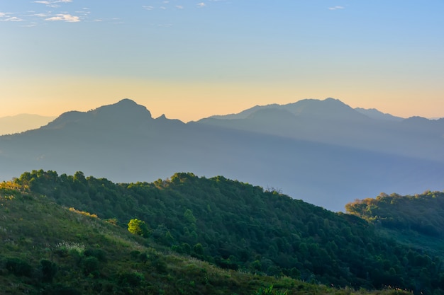 도 Pha Phueng, NAN, 태국에서 산에 일출의 풍경