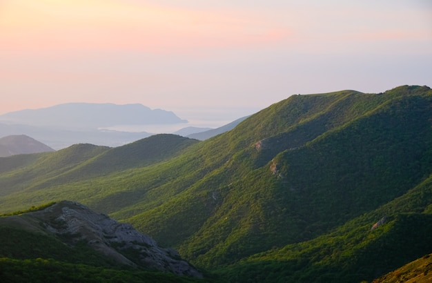 風景、山に対して空の日の出、日の出中の山脈